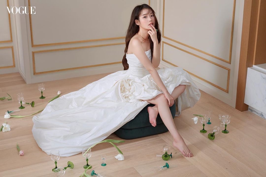 kurdish_iu's tweet photo. 🌟||201113

وێنەی ئاییو لە گۆڤاری Vogue.
#IU #KurdishUaena @_IUofficial https://t.co/6OdLEYnwVu
