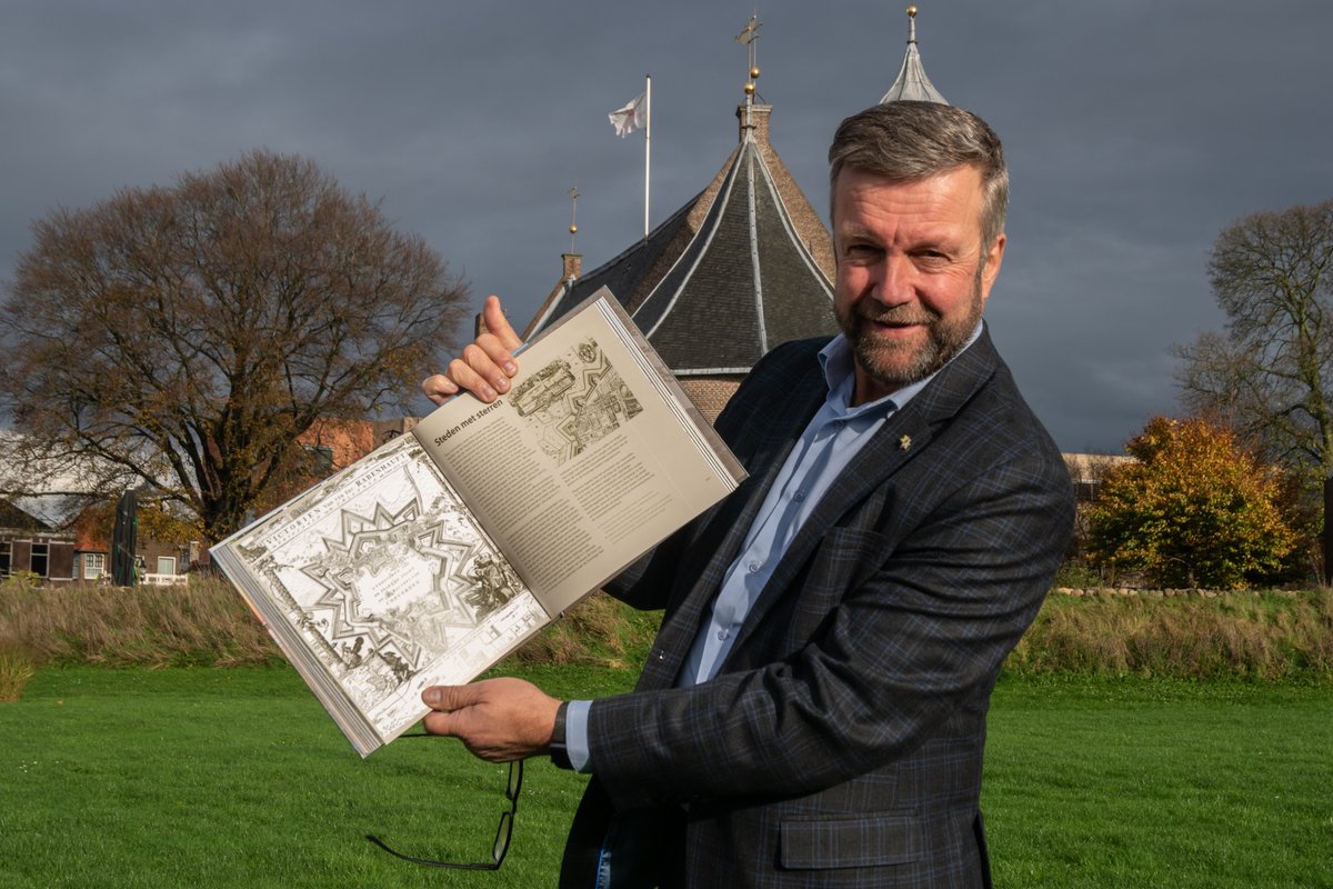 Op historische grond: bij het Kasteel van Coevorden, ontving burgemeester Bouwmeester, uit handen van Cathrien Posthumus, manager Geopark, een exemplaar van  De Hondsrug- Landschap van eeuwen. <a href="/gem_coevorden/">Gemeente Coevorden</a> @BJBouwmeester <a href="/drentslandschap/">Het Drentse Landschap</a> #geopark #hondsrug