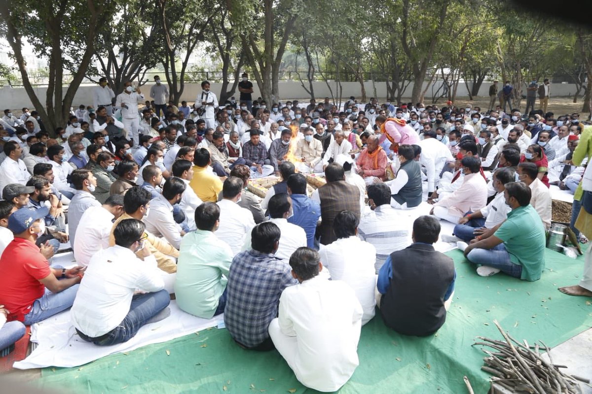 सैफई महोत्सव समिति के संस्थापक और सैफई के प्रथम ब्लॉक प्रमुख स्वर्गीय रणवीर सिंह यादव जी  की 18 वीं पुण्यतिथि पर शत शत नमन । आज 13 नवंवर 2020 को  सैफई में उनकी पुण्यतिथि पर शांतियज्ञ एव श्रद्धाजंलि सभा में उनके समाधि स्थल पर...,