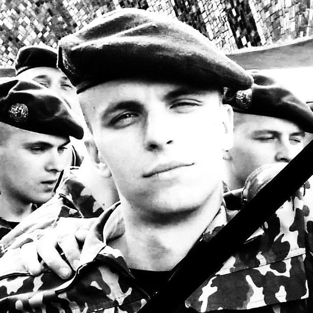 free_Belarus_lv's tweet photo. Viņu sauca Romāns Bondarenko.
🖤 Romāns dienēja specvienībā. Tas viņu neglāba.
🖤 Romāns nepiedalījās mītiņā. Tas viņu neglāba.
🖤 Romānam rokās nebija varai netīkamu simbolu. Tas viņu neglāba.
Romāns Bondarenko iznāca no mājas, lai uzzinātu, kas notiek. Rezultāts - nāve. https://t.co/BoXP13KTff
