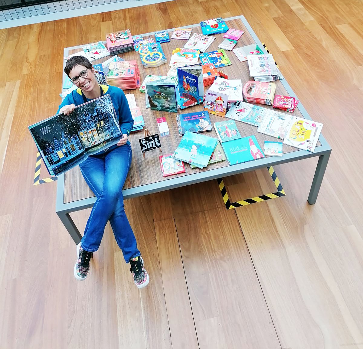 Sinterklaasliedjes van Mark Janssen is zo'n boek waar je niks over hoeft uit te leggen. Het is een waar cadeautje. Alle Sinterklaas boeken zijn natuurlijk te reserveren. Veel lees-, zang- en Sintplezier!
bit.ly/3kmnAnO
