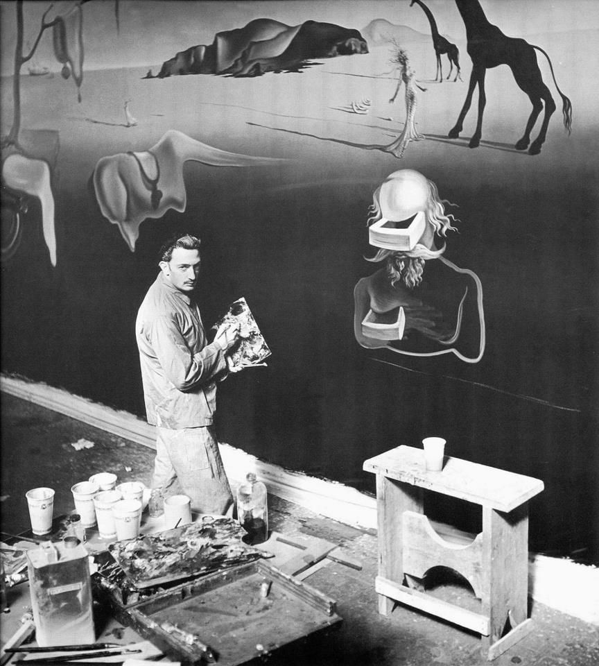 #fotodelgiorno: Salvador Dalí al lavoro su “Dream of Venus”, il Surreale Padiglione per l’EXPO 1939 di New York.