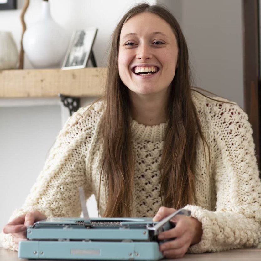 👋 Have you booked yet? This Sunday join the magical online experience: The Poetry Machine with poet Beth Calverley <a href="/poundarts/">🇺🇦Pound Arts🇺🇦</a>! Book a slot &amp; share memories with Beth who will write type &amp; send you a poem about a loved one this Lockdown 😍 buff.ly/35e4dZU #MagicMayhemFest