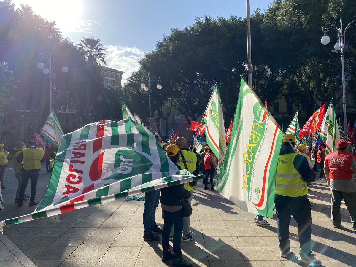 cislcagliari's tweet photo. In piazza Del Carmine a Cagliari manifestano le lavoratrici e i lavoratori per rivendicare il rinnovo del CCNL MULTISERVIZi . # + rispetto e dignità del lavoro - basta #subitoilcontratto https://t.co/Ar568xsQHT