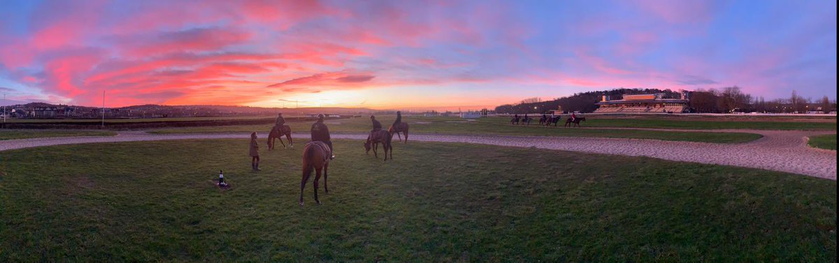 Il y a des matins flamboyants à @fgdeauville @DeauvilleFr @francegalop