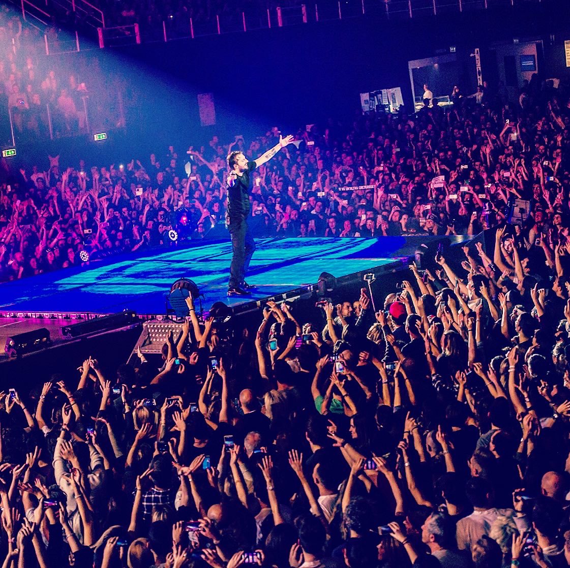 CremoniniCesare's tweet photo. Novembre 2014. #LogicoTour. Bellissimo pubblico. Dall’inizio di questo decennio ho visto i miei palchi crescere pezzo dopo pezzo. Ogni tour aveva qualcosa in più. Mi è piaciuta questa cosa, perché ogni piccola conquista ha avuto un sapore speciale. https://t.co/rPX2DiRw2a