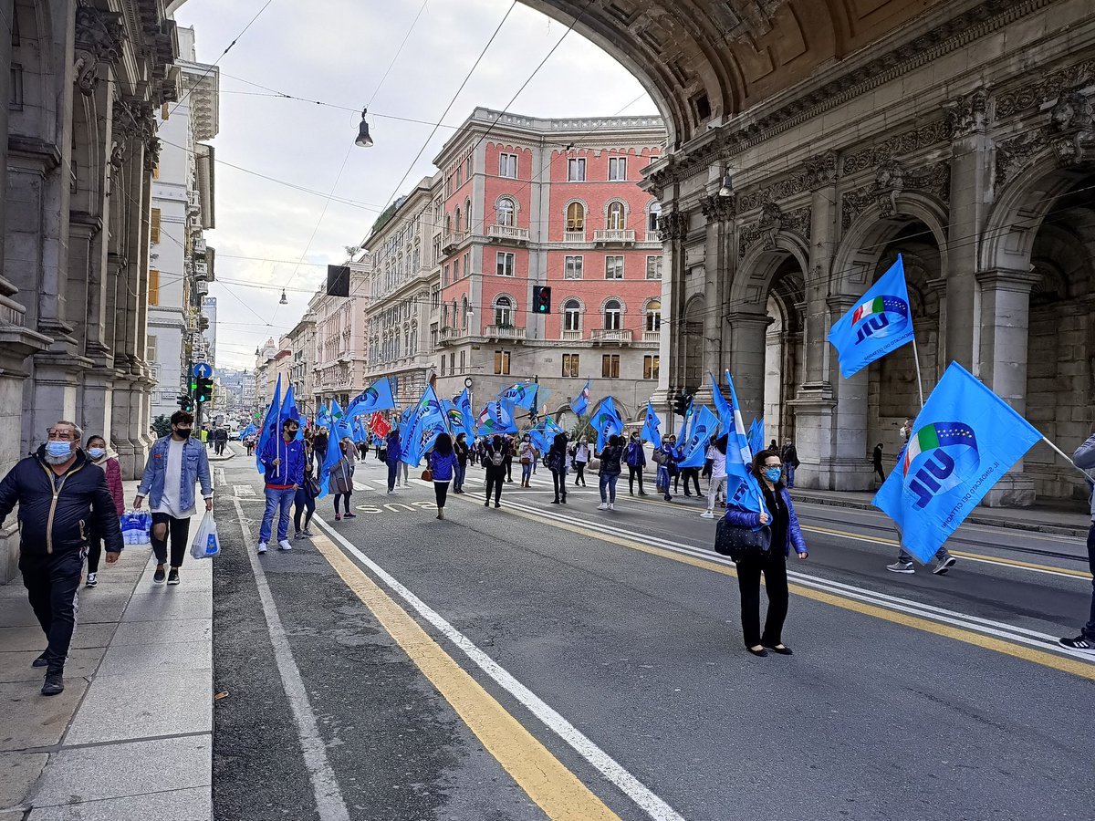 Sciopero nazionale del multiservizi contratto subito sono 7 anni che queste persone non ricevono un aumento.