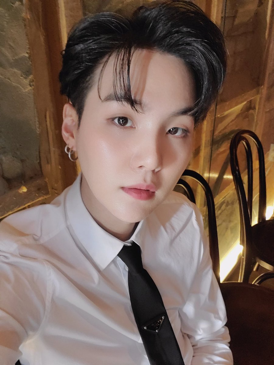 rhiantyzulka's tweet photo. Tolongggggggg kenapa suga guanteng bangettttt 😱😱😱😘😘😘💜#SUGA https://t.co/rwrVNY9w1G