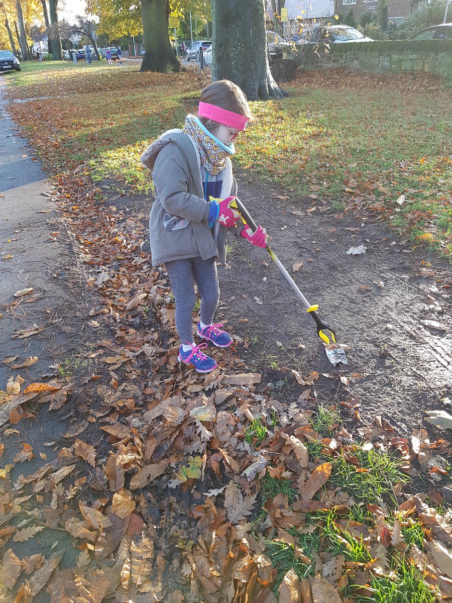 Friday litter picking walk to school. A smaller haul than last week. Let's hope this improvement isn't just due to lockdown2.
@stantonroadps @StantonRdY3and4 
#wirral #Bebington #carefortheenvironment  #litterpickingfriday