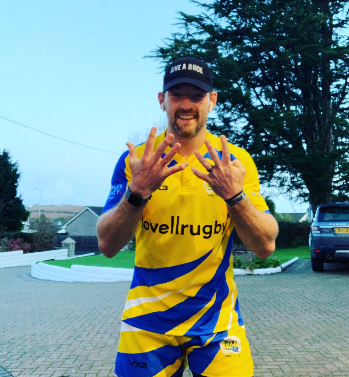 mattjess14's tweet photo. That’s 90k down on day 9. Today’s twist is #fullkitfriday.... let’s see your outfits today and get positive #10kchallenge 

@givearuck @_blokes 

#mentalhealth #physicalhealth #running #fitnessmotivation #wegotthis #lockdown

Today i am tagging in @_tomhome https://t.co/257rXqDLtl