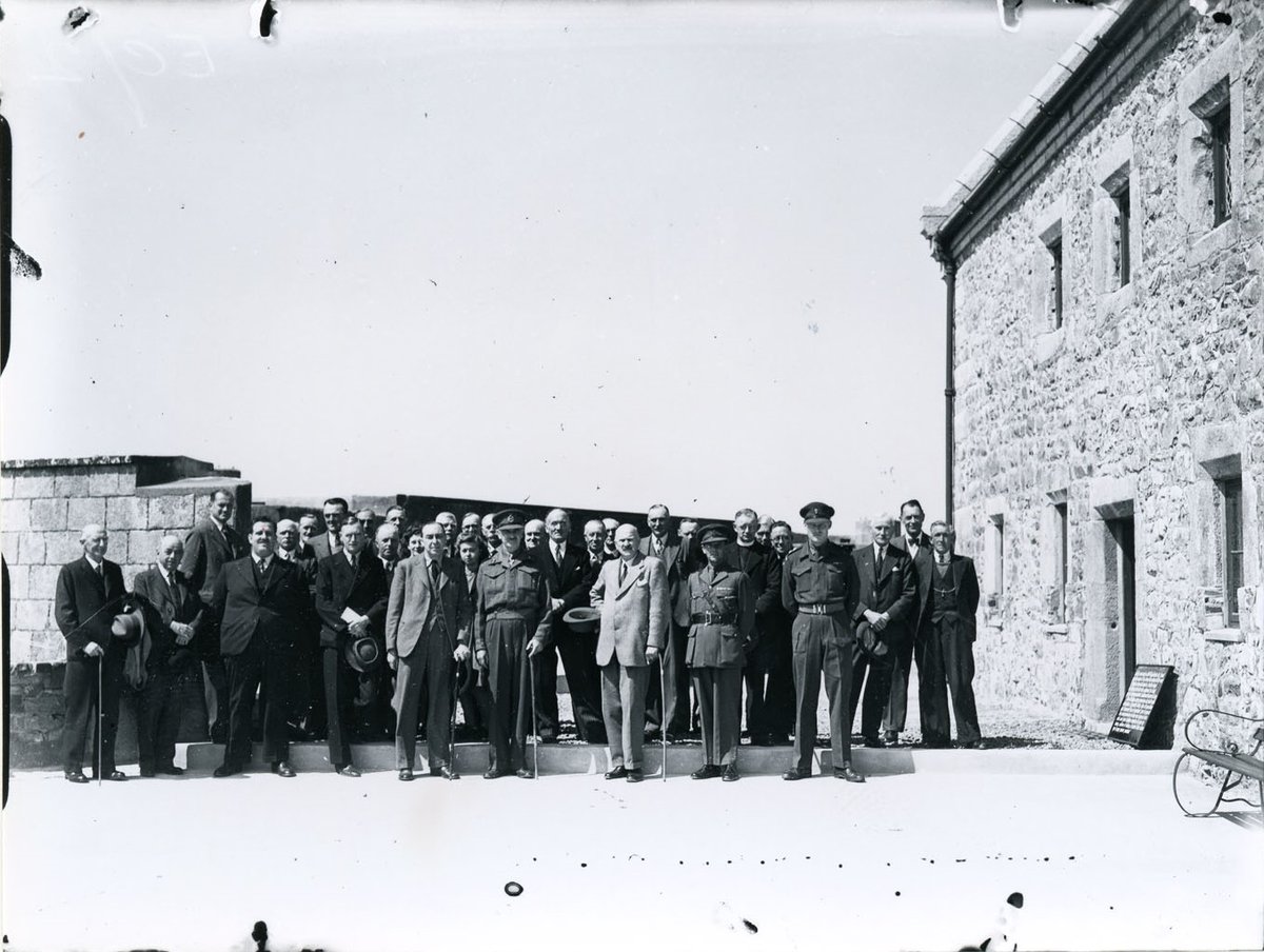 JerseyHeritage's tweet photo. On 29 May 1946, Elizabeth Castle was officially handed back to the States of Jersey by the British Government in a ceremony, as captured in these @JEPnews images, over a year after Liberation.
#ourislandstory #loveyourcastle #lib75 @lib75jsy @GovJersey @StatesAssembly https://t.co/7IXUnDHTKK