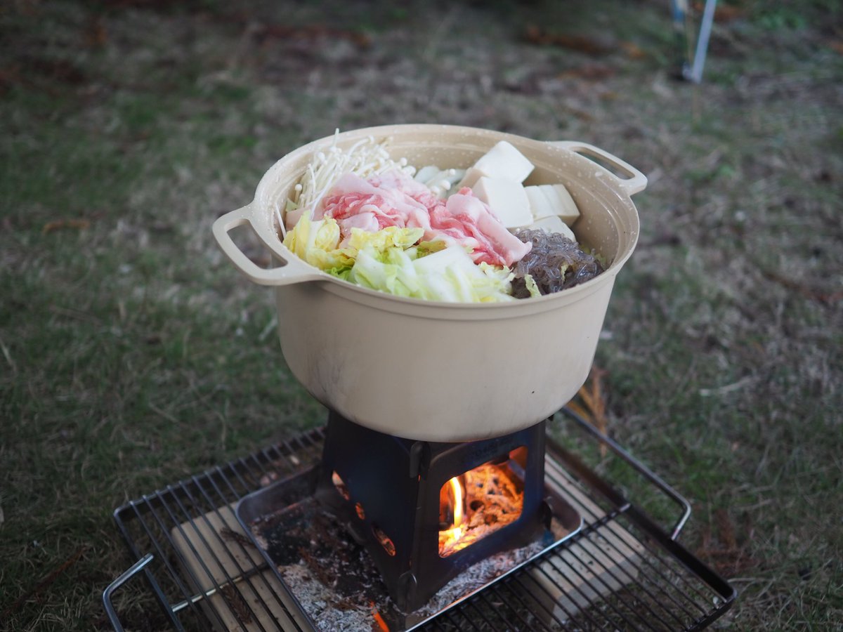 mado_camp's tweet photo. 寒い中食べる鍋
最高においしかった🍲

こないだお得に買った
激安鍋が役立っている🙆‍♀️

#キャンプ #キャンプ女子 #焚き火女子 #アウトドア #焚火 #キャンプ好きな人と繋がりたい #夫婦キャンプ #デュオキャンプ #直火 #鍋 #鍋スタグラム #camping #campinglife #campfire #campinglife https://t.co/ofqPFLRORI