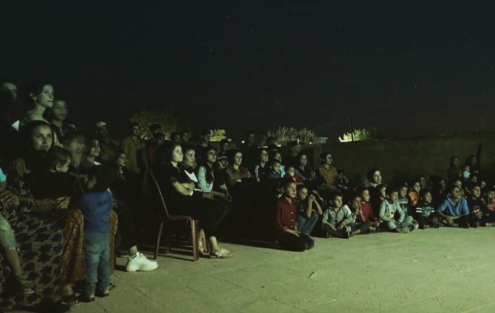 ersincelik44's tweet image. Îro salvegera 60’emîn ya komujiya #SînemaAmûde ye.
Di Sîne-Amûdê de 283 zarokên Kurdan bi saxî hatin şewitandin. Emê soz didin!
Em li xetre wan zarokan #sînemayakurdi geş bikin, bi çavên hestê Kurdewarî çîrokê xwe dest bigirin, li her derê dinyayê belav bikin. #komînafilmarojava