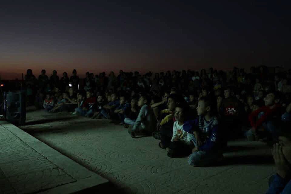 ersincelik44's tweet image. Îro salvegera 60’emîn ya komujiya #SînemaAmûde ye.
Di Sîne-Amûdê de 283 zarokên Kurdan bi saxî hatin şewitandin. Emê soz didin!
Em li xetre wan zarokan #sînemayakurdi geş bikin, bi çavên hestê Kurdewarî çîrokê xwe dest bigirin, li her derê dinyayê belav bikin. #komînafilmarojava