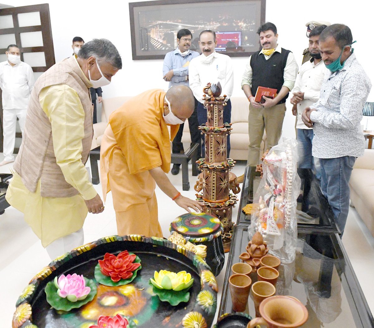 Darakhan1234's tweet photo. आदरणीय मुख्यमंत्री @myogiadityanath जी ने आज उत्तर प्रदेश माटीकला बोर्ड के कलाकारों द्वारा बनाए गए उत्पादों का अवलोकन किया तथा उनके हुनर की प्रशंसा की. इस मौके पर मीडिया सलाहकार @shalabhmani जी भी मौजूद रहे. https://t.co/clpw8mTFUh