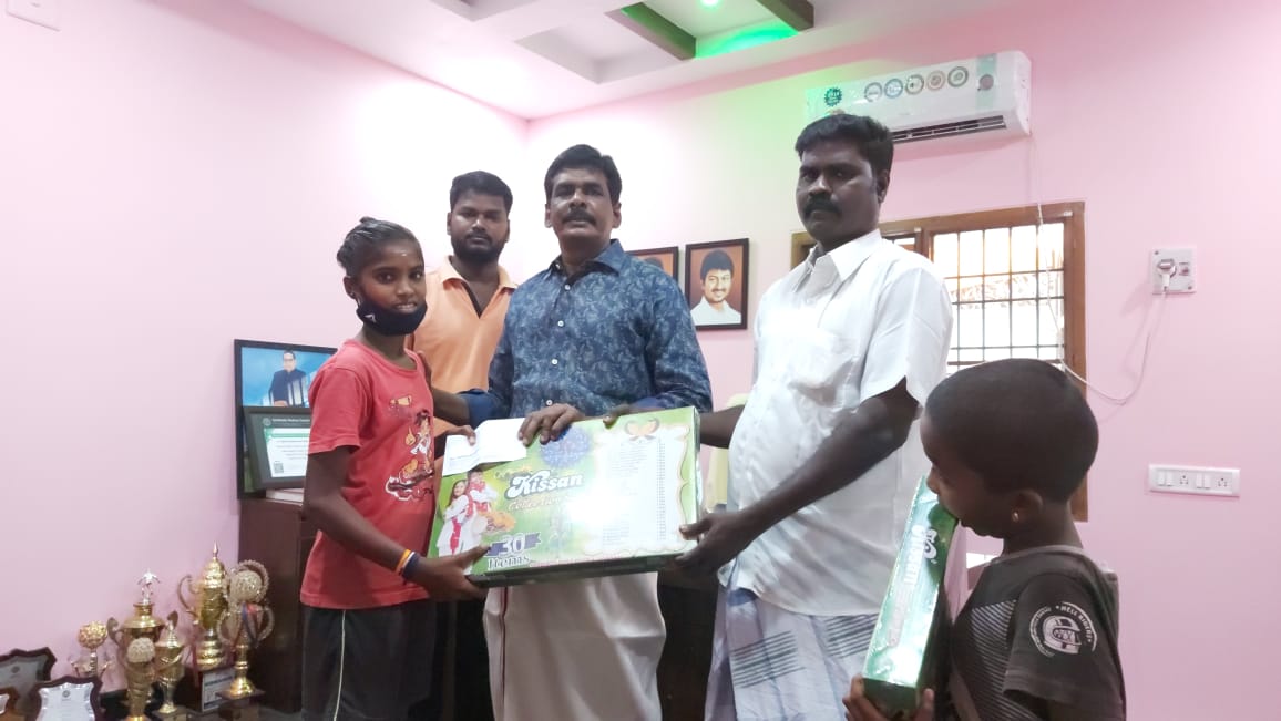 bossbaskaran373's tweet photo. காஞ்சிபுரம்மாவட்டம் குன்றத்தூர்ஒன்றியம்சிறுகளத்தூர் ஊராட்சி ��லட்டிப்பேட்டையில் உள்ள பள்ளி மாணவ மாணவியர்கள், விளையாட்டு வீரர்களுக்கு  குன்றத்தூர்ஒன்றிய தி.மு.க துணைசெயலாளர்தெ.அரிகிருஷ்ணன்அவர்கள்தீபாவளிபரிசாகபுத்தாடைஎடுக்கபணம்மற்றும்பட்டாசுBOXவழங்கிதீபாவளிவாழ்த்துகள் தெரிவித்தார் . https://t.co/WxeahMdOqE