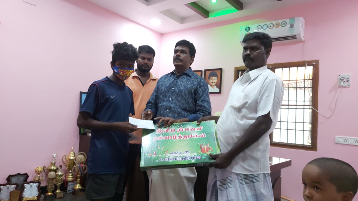bossbaskaran373's tweet photo. காஞ்சிபுரம்மாவட்டம் குன்றத்தூர்ஒன்றியம்சிறுகளத்தூர் ஊராட்சி ��லட்டிப்பேட்டையில் உள்ள பள்ளி மாணவ மாணவியர்கள், விளையாட்டு வீரர்களுக்கு  குன்றத்தூர்ஒன்றிய தி.மு.க துணைசெயலாளர்தெ.அரிகிருஷ்ணன்அவர்கள்தீபாவளிபரிசாகபுத்தாடைஎடுக்கபணம்மற்றும்பட்டாசுBOXவழங்கிதீபாவளிவாழ்த்துகள் தெரிவித்தார் . https://t.co/WxeahMdOqE