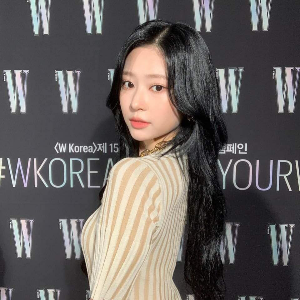 Sei que tenho atualizado muito o perfil com fotos minhas cof cof, mas juro que essa é a última por um tempinho, queria dizer que hoje é meu aniversário e que estou muito feliz porque hoje vou passar com meus amigos e amanhã com as membros e os wiz*pichulas. Bom é isso. ❤️

#MINJU