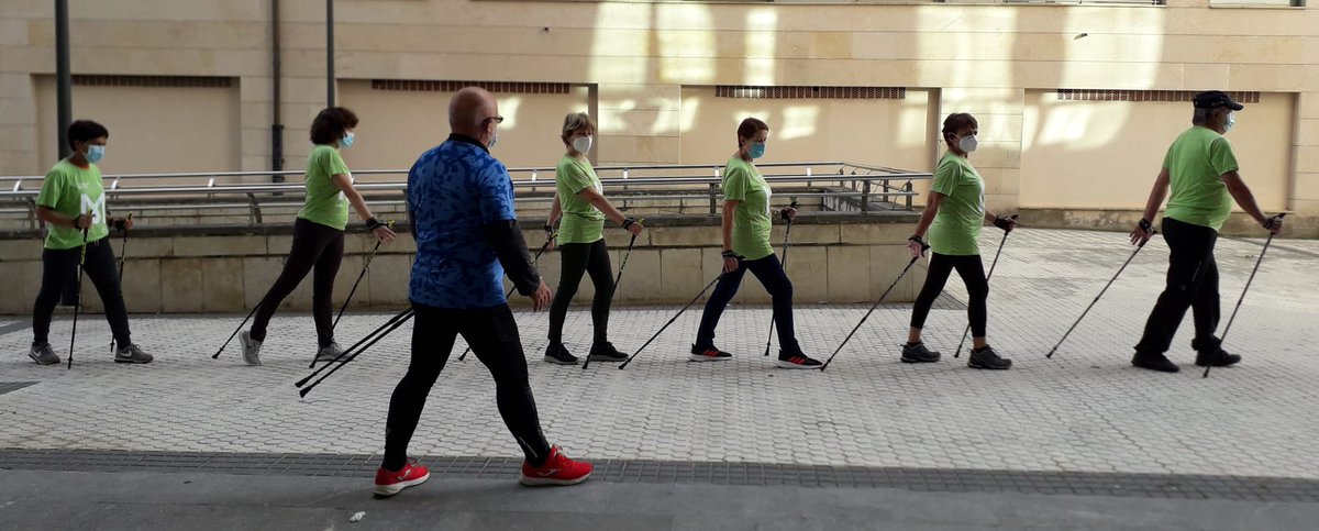 ContraCancerGP's tweet photo. Cada martes y viernes, fomentamos la #vidaactiva con este curso iniciación al #NordicWalking #EnMarcha #Martxan #IparMartxa https://t.co/bbwQjZGzNX https://t.co/XQqkLiMFig