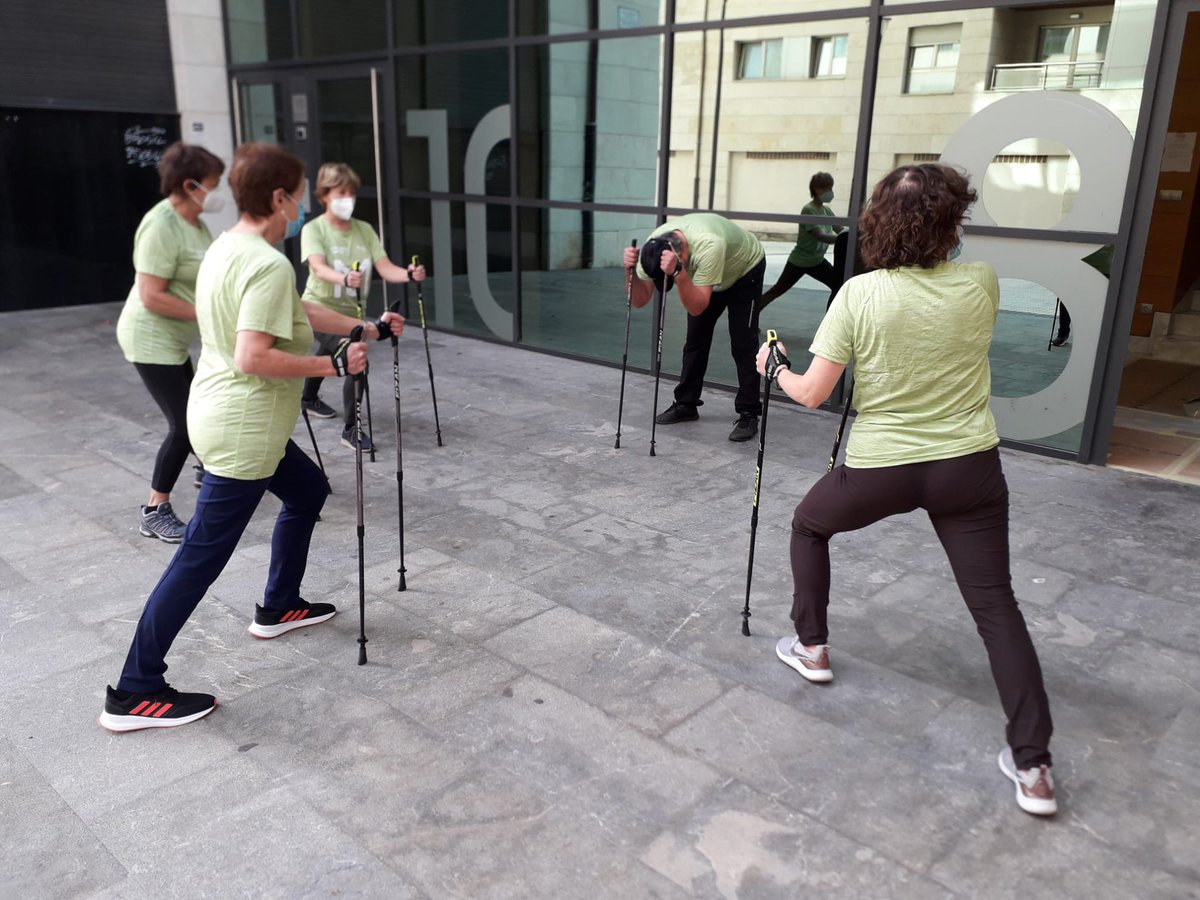 ContraCancerGP's tweet photo. Cada martes y viernes, fomentamos la #vidaactiva con este curso iniciación al #NordicWalking #EnMarcha #Martxan #IparMartxa https://t.co/bbwQjZGzNX https://t.co/XQqkLiMFig