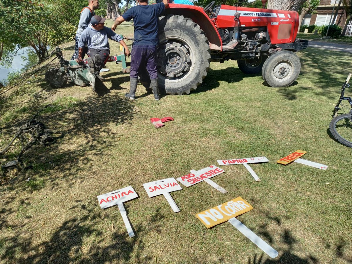 somoslaplata's tweet photo. #Berisso vecinos autoconvocados por el humedal del canal Génova se plantaron frente a las máquinas para impedir que avance la limpieza indiscriminada en el lugar 🌿 #SN https://t.co/LTJhyyoHdV