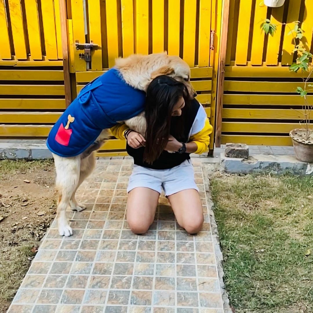 imfemalecricket's tweet photo. Indian Wicket-Keeper Taniya Bhatia gets the sweetest welcome on her home-return after almost a month. 🐾🐶🐾 https://t.co/CCs9L3CdAC