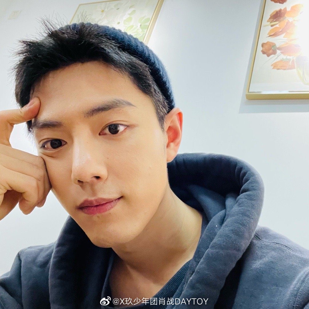 xzhan1005's tweet photo. 201113 Xiaozhan Weibo Update:

“Have my selfies improved?” https://t.co/2m9JDy4bdm