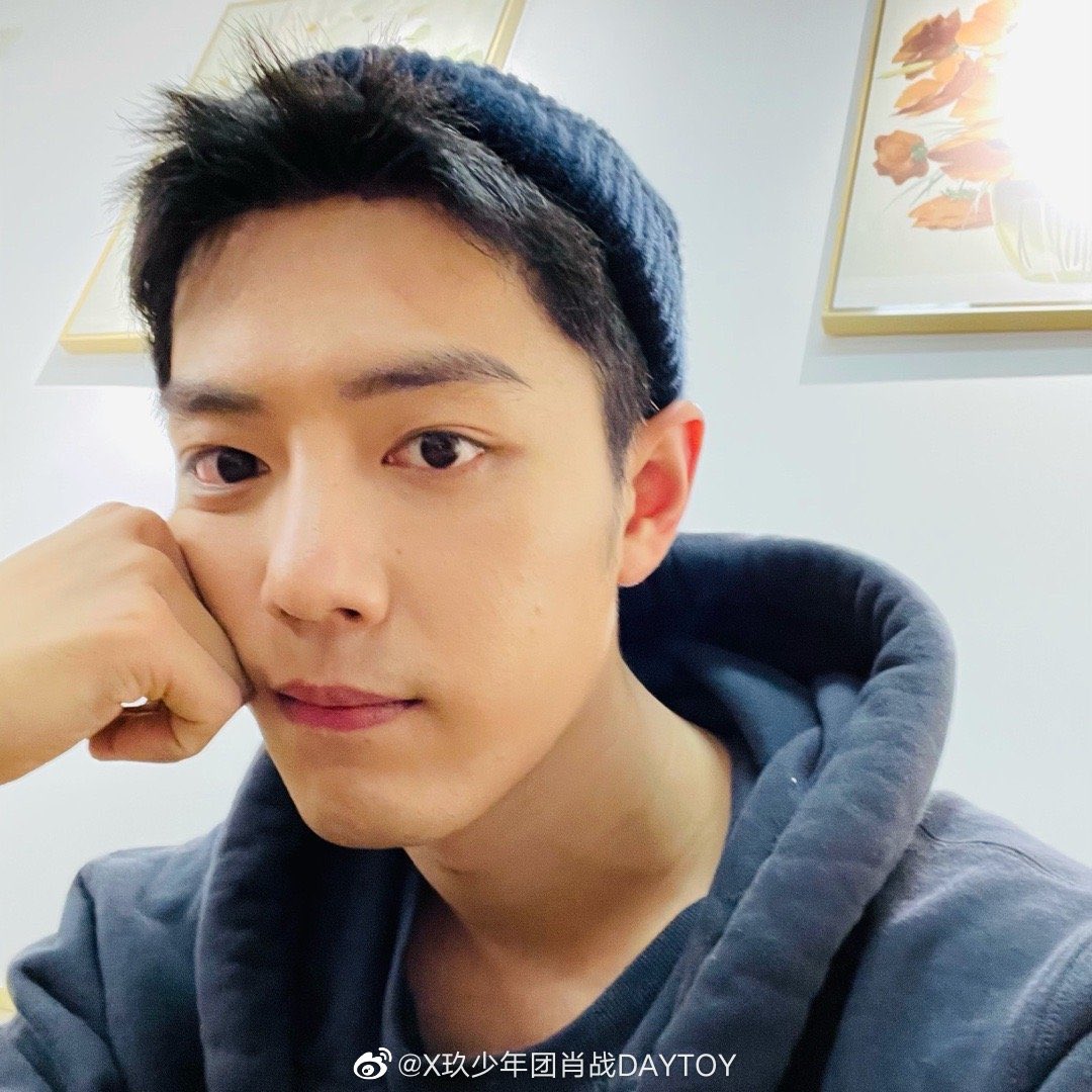 xzhan1005's tweet photo. 201113 Xiaozhan Weibo Update:

“Have my selfies improved?” https://t.co/2m9JDy4bdm