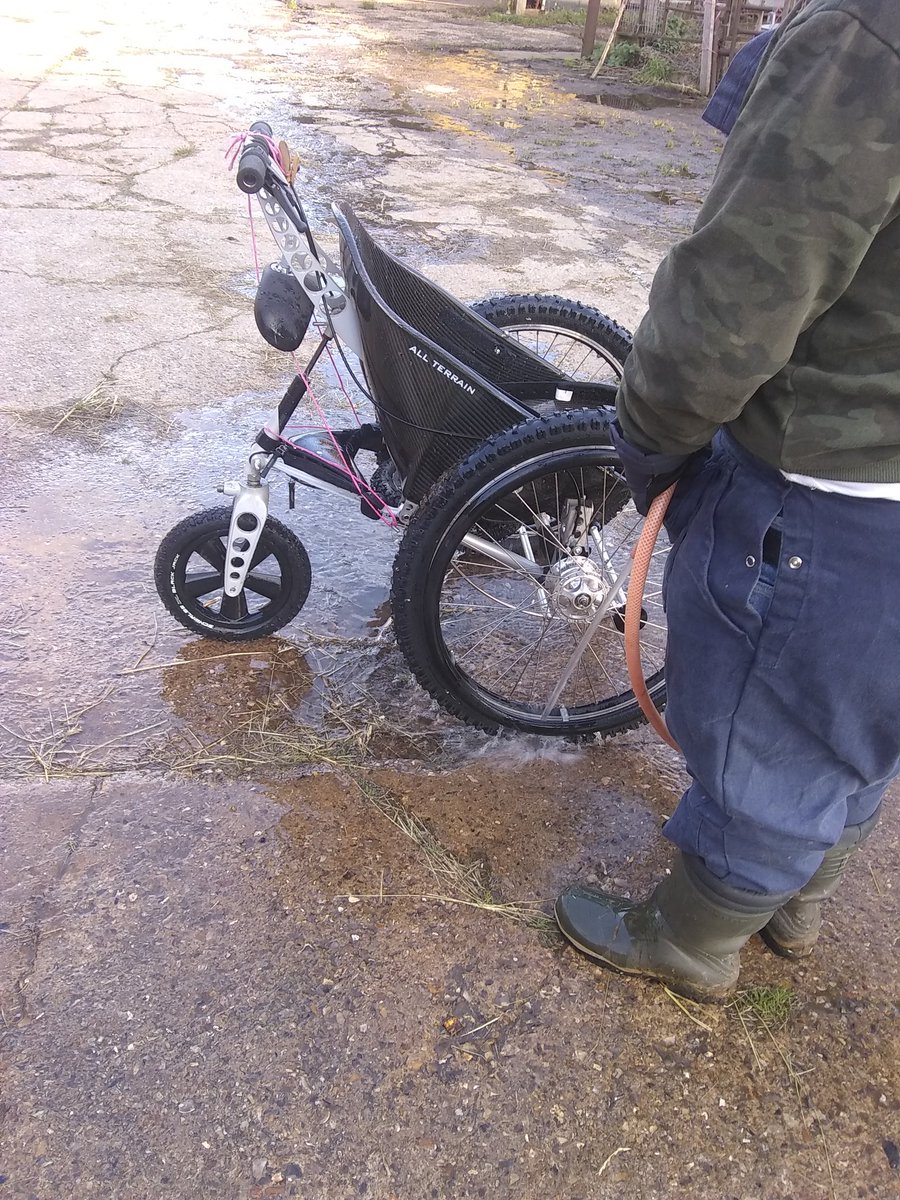 RoadFarmRamblin's tweet photo. Our physically mobile #farmhelpers gave our #Trekinetic All Terrain Wheelchair a good hose down to help those less able enjoy the #Chilterns @ChilternsAONB @lifeafterpara @BuDs_UK @Talkback_UK @meetmacintyre https://t.co/dF6s1mLbLv