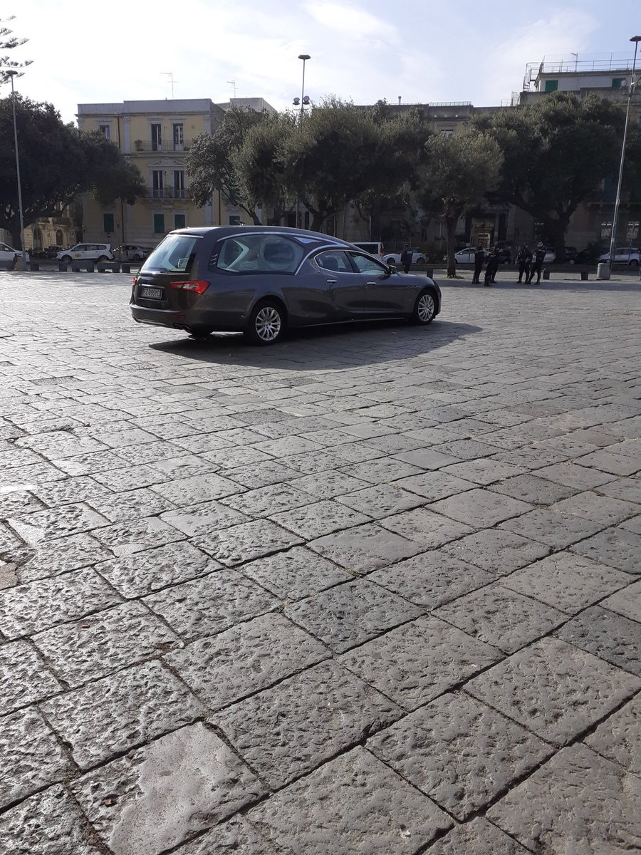 I tried an inferior form of "Breakfastu Sicilianu" today.A granita in front of Messina's Cathedral.This might be borderline legal. In Palermo a fellow was fined to take off his mask to take a smoke...There is a funeral. A Maseratti rode for the dead. Many policemen too.9/n