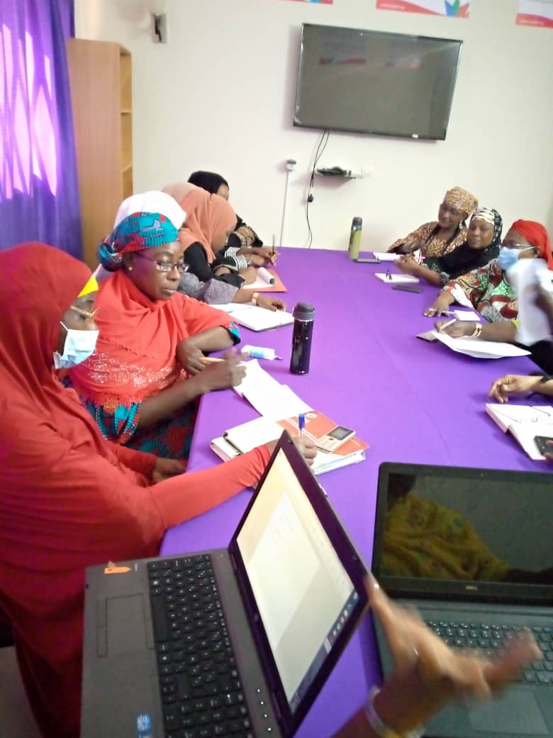 HamaLamido's tweet photo. Partage d'expérience dans la salle d'incubation @ong FAD Niger avec les journalistes Hadjia Fati Ousseini et Aichatou Kaka de # ORTN Niger, suivie de la formation sur la communication digitale sur Twitter avec @falher3
 # UNI #election 2020 #femmes politiques Niger https://t.co/CcuSjquadB