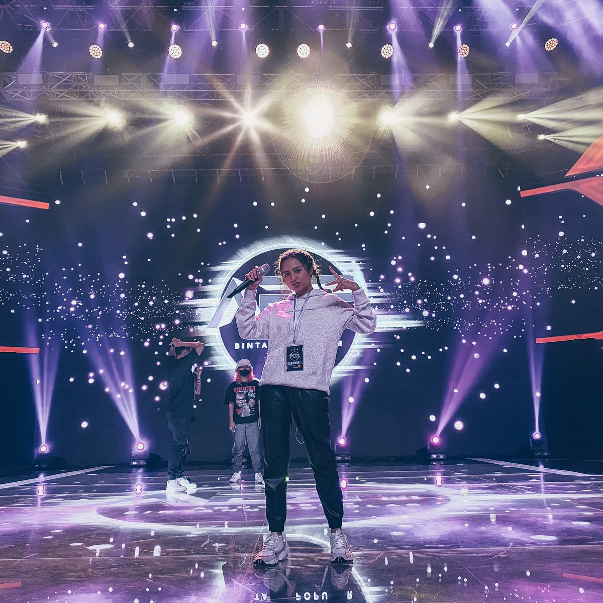 UMDomestic's tweet photo. Nanti kan persembahan dari DOLLA, Shalma Eliana & Yonnyboii di Malam #ABPBH33 jam 9 Malam ini di @tv3malaysia 😍🔥
#UniversalFAM #UniversalMusicMalaysia https://t.co/KV1eiXQbHM