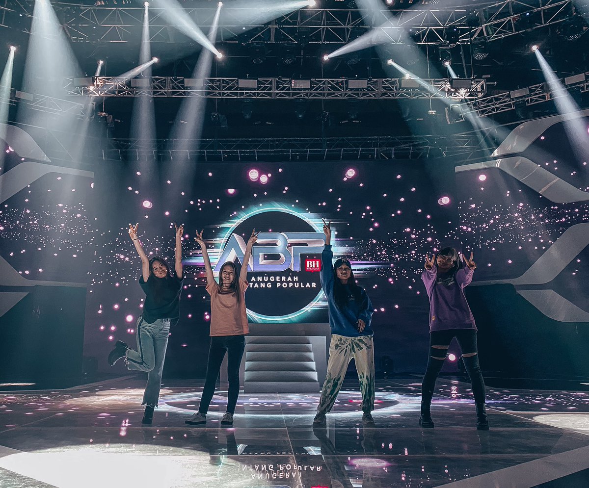 UMDomestic's tweet photo. Nanti kan persembahan dari DOLLA, Shalma Eliana & Yonnyboii di Malam #ABPBH33 jam 9 Malam ini di @tv3malaysia 😍🔥
#UniversalFAM #UniversalMusicMalaysia https://t.co/KV1eiXQbHM