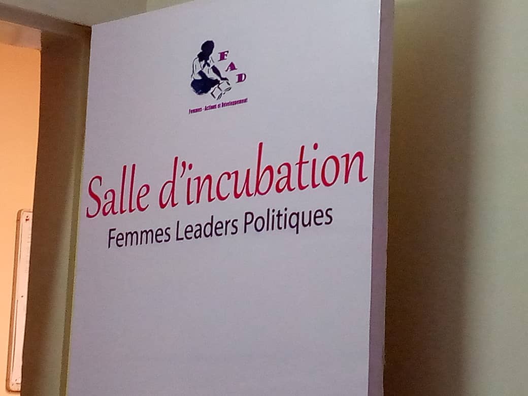 HamaLamido's tweet photo. Partage d'expérience dans la salle d'incubation @ong FAD Niger avec les journalistes Hadjia Fati Ousseini et Aichatou Kaka de # ORTN Niger, suivie de la formation sur la communication digitale sur Twitter avec @falher3
 # UNI #election 2020 #femmes politiques Niger https://t.co/CcuSjquadB
