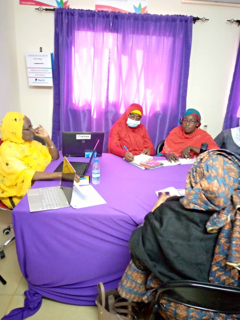 HamaLamido's tweet photo. Partage d'expérience dans la salle d'incubation @ong FAD Niger avec les journalistes Hadjia Fati Ousseini et Aichatou Kaka de # ORTN Niger, suivie de la formation sur la communication digitale sur Twitter avec @falher3
 # UNI #election 2020 #femmes politiques Niger https://t.co/CcuSjquadB