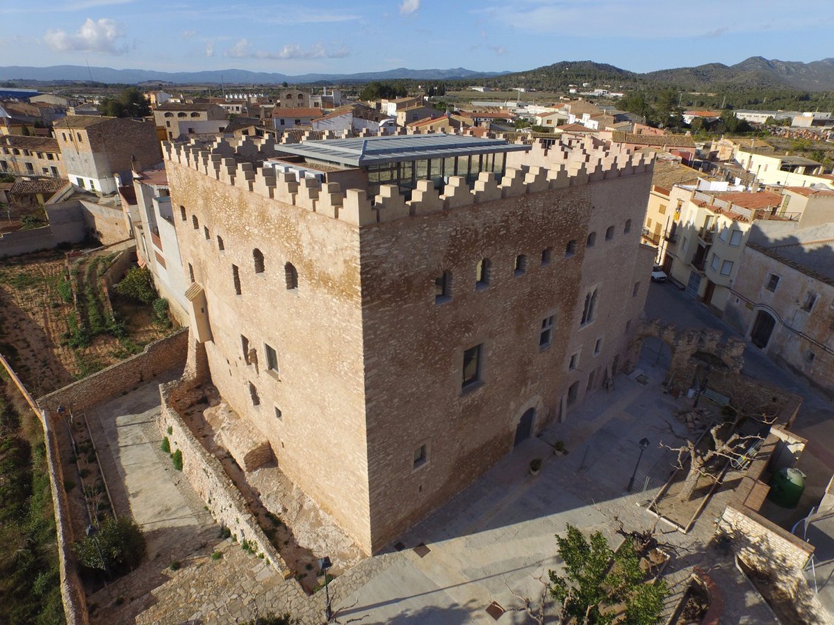 ConsellAltCamp's tweet photo. Alt Camp Història i Patrimoni: es rehabilita el celler i l'ala nord-est del Castell de #Rodonya.
Al setembre van començar les obres al #celler i la sala museïtzada entorn de la producció antiga del #vi
https://t.co/QZU5c5t2g2
#altcampHiP #consellaltcamp #castell #castellrodonya https://t.co/DAhgoi4WA5