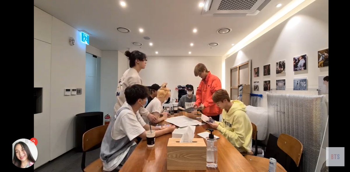 BangPD_stocks's tweet photo. Bangtan is having an unboxing like 👀👀👁️👄👁️

Pre order BE ALBUM 💜
So the poster is folded so no need for poster tube~ https://t.co/M8aFwpkluM