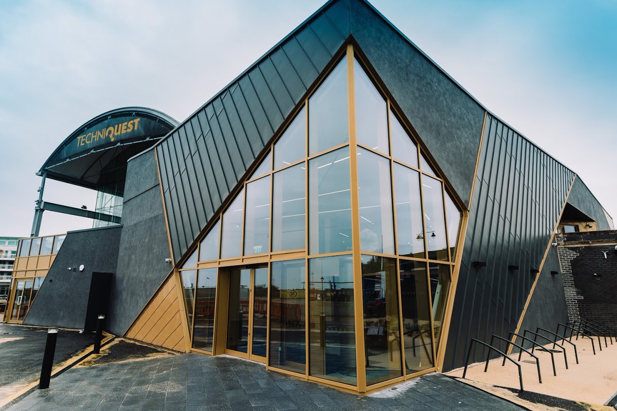 HAPPY BIRTHDAY TO US🥳🎂🎈

Today Techniquest turns 34, and what better way to celebrate than with our #ScienceCapital opening tomorrow. We've come a long way!

Do you have a favourite Techniquest memory? Let us know! 👇✨