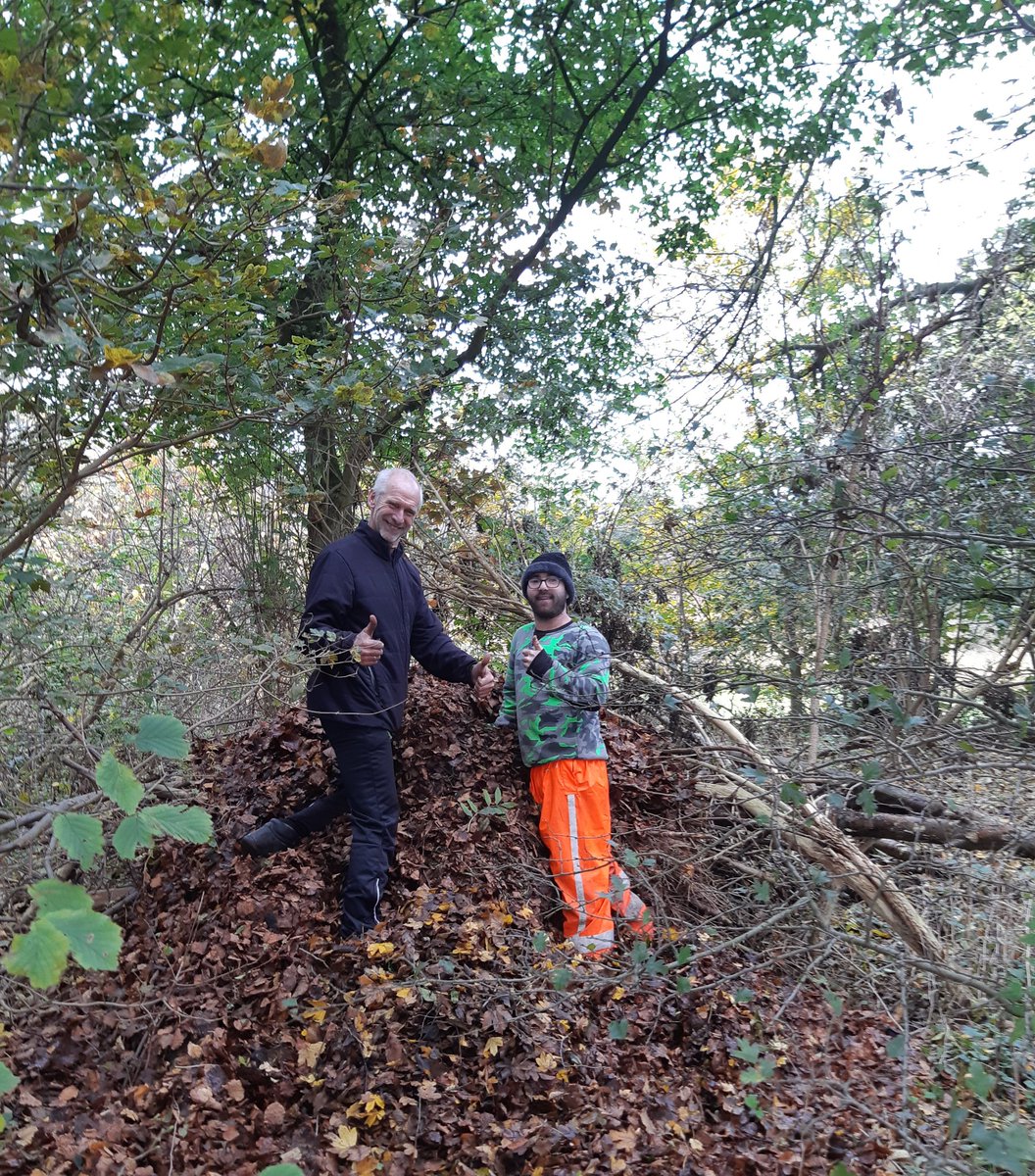 FHaaijen's tweet photo. Vanochtend samen met #Pantar in de Jisperveldstraat al het blad verwerkt in een takkenril.
Goed voor de biodiversiteit, #rainproof en circulair in Amsterdam https://t.co/j7g4fwrRRn