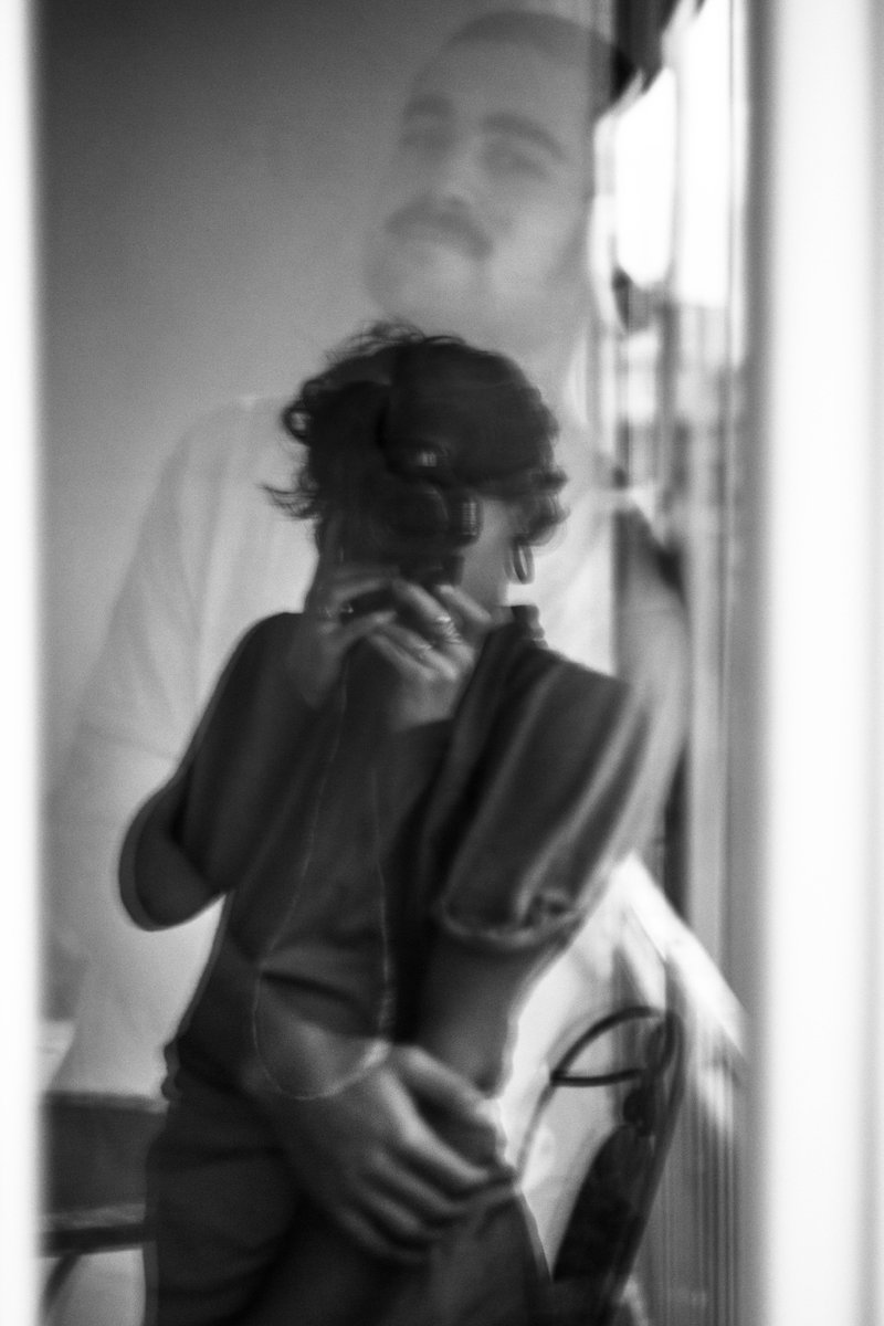 Irati_Herrera's tweet photo. @JRhodesPianist Para mí la fotografía es reflejo; reproducción del instante, reconocimiento. Mirar hacia fuera para ver lo que hay dentro. Ojalá pueda seguir descubriendo(me) (en) lo otro a través de tu cámara. Pruebo suerte con estas fotografías hechas en el balcón del barrio de mis abuelos. https://t.co/xftbv5gSCc