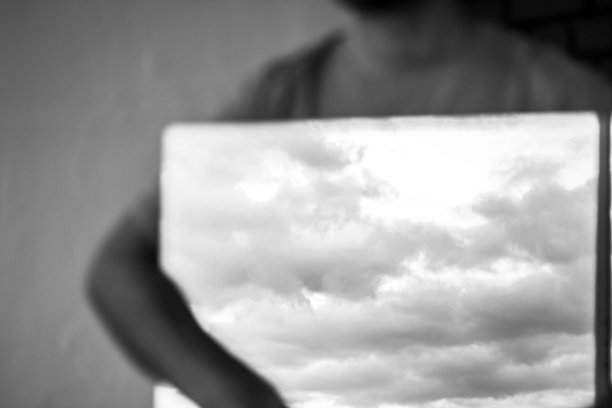 Irati_Herrera's tweet photo. @JRhodesPianist Para mí la fotografía es reflejo; reproducción del instante, reconocimiento. Mirar hacia fuera para ver lo que hay dentro. Ojalá pueda seguir descubriendo(me) (en) lo otro a través de tu cámara. Pruebo suerte con estas fotografías hechas en el balcón del barrio de mis abuelos. https://t.co/xftbv5gSCc
