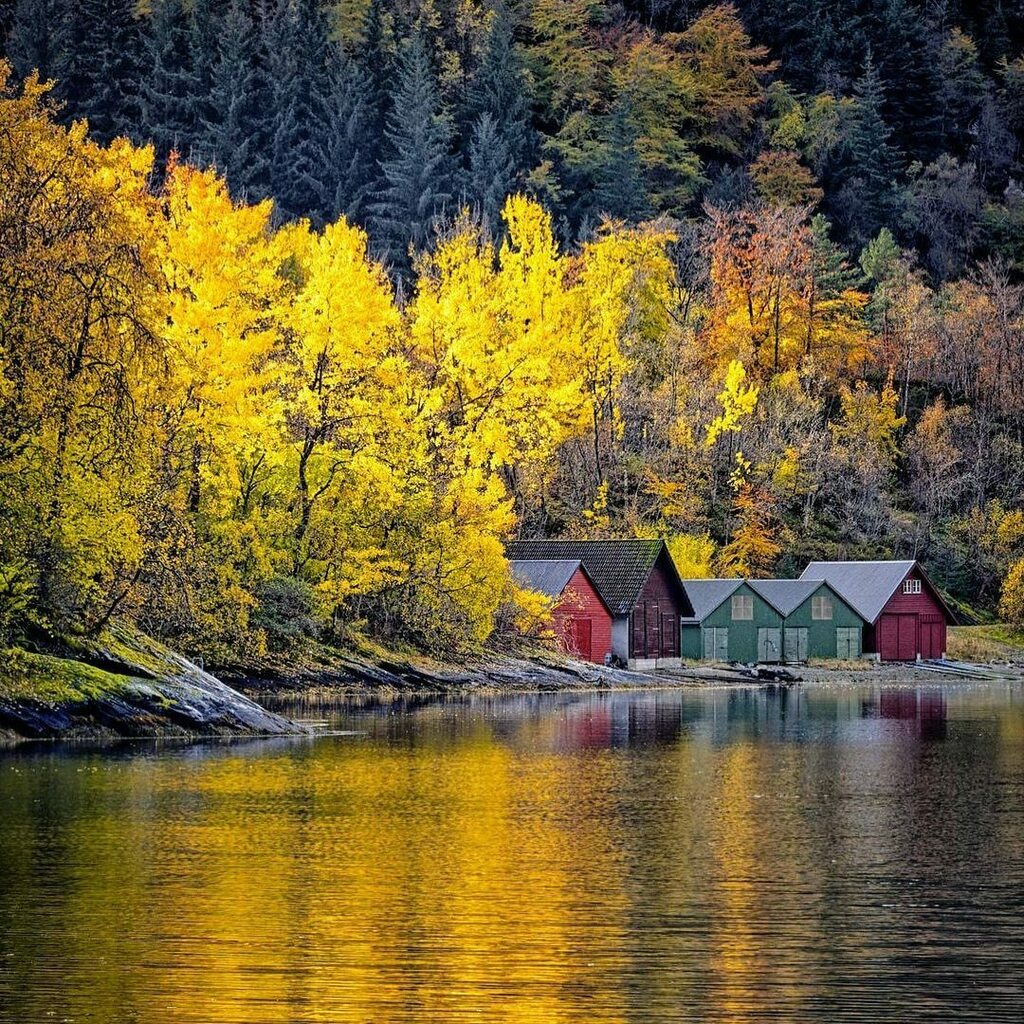 Ønskjer deg ein riktig god helg med dette flotte bilde frå Hyllestad ⭐️ 
📸 @aurlandphotography 

#fjordkysten #fjordnorway #visitnorway instagr.am/p/CHhrK8YsZMD/