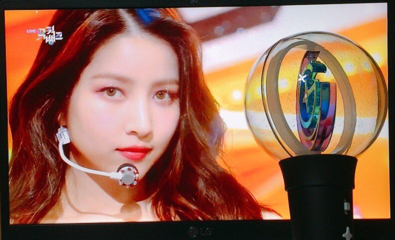 notdecideyet0_0's tweet photo. #MAGO #여자친구 #GFRIEND #응원은_힘차게 #뮤직뱅크 #1113 https://t.co/8CKyLAJWpF