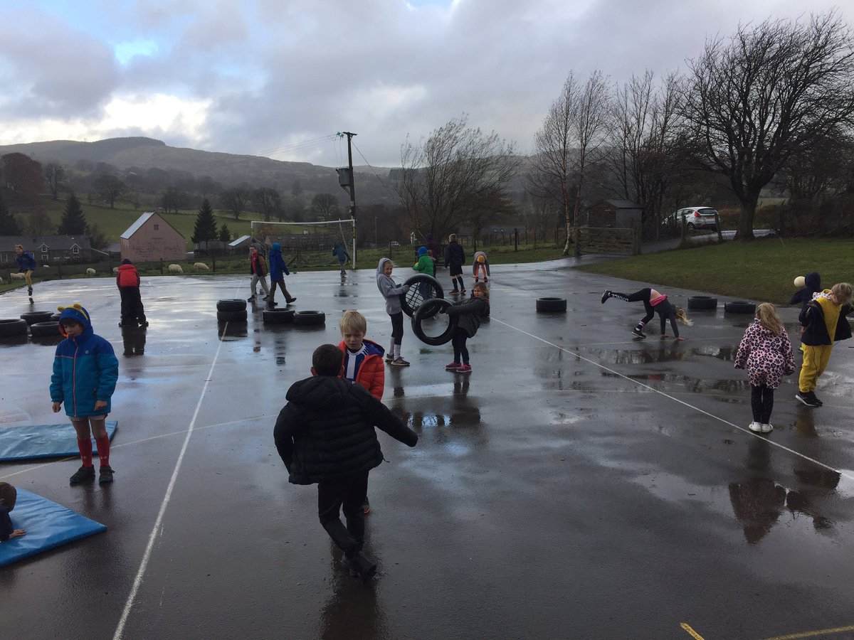 ffriddyllyn's tweet image. Her Actia dy Oed Dosbarth Caereini- pawb a'i sialens! #PlantMewnAngen @AledH_