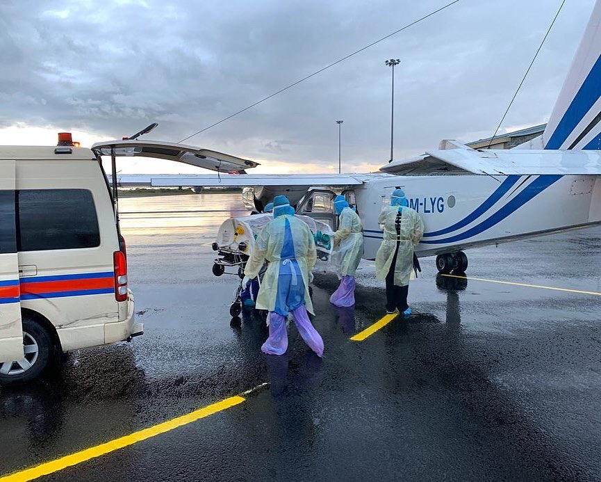 BrittenNorman's tweet photo. Today is World Kindness Day. This year kindness has been more important than ever. The operator Layang Layang has been dedicating its Islander to transporting COVID-19 patients. In the photograph, a doctor (who tested positive) is being evacuated.
#BNIslander #WorldKindnessDay https://t.co/W3QFpPsCi7