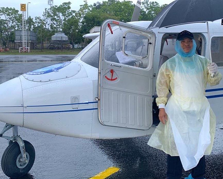BrittenNorman's tweet photo. Today is World Kindness Day. This year kindness has been more important than ever. The operator Layang Layang has been dedicating its Islander to transporting COVID-19 patients. In the photograph, a doctor (who tested positive) is being evacuated.
#BNIslander #WorldKindnessDay https://t.co/W3QFpPsCi7