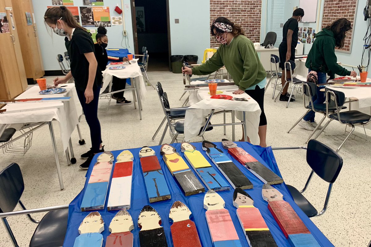 ActionForUnity's tweet photo. We’re back in ACTION! FIVE students finished painting the picket people. Next, we will build a garden fence @IrmoMiddle to celebrate our beautiful, diverse community. We are stronger when we stand together. #Pridein5 @LexRich5Schools https://t.co/v1s6treL2p