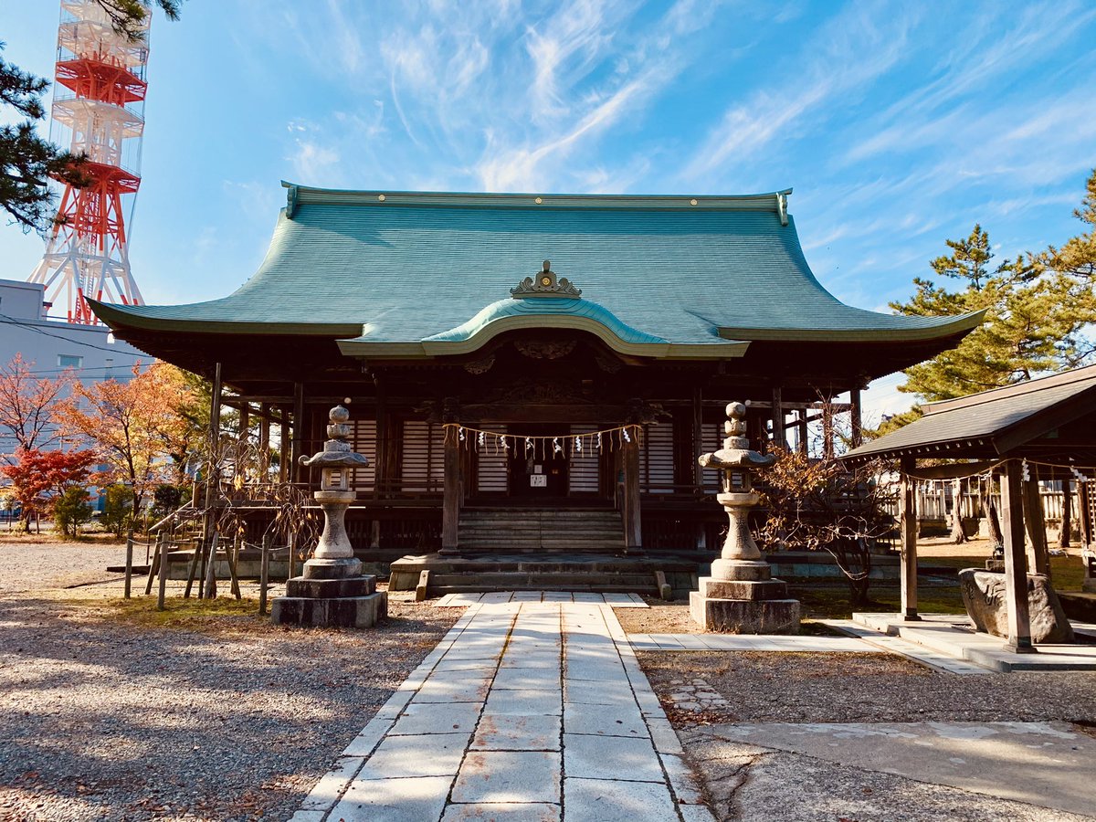 イラスト屋ひぐち てくてくと改修工事を終えた八坂さんにお参りをば 直江津ジブリなポン太さん達も秋晴れにスクッとしとる 観音寺の亀さんズはわたしの影が近づいたら日向ぼっこやめて逃げ出した