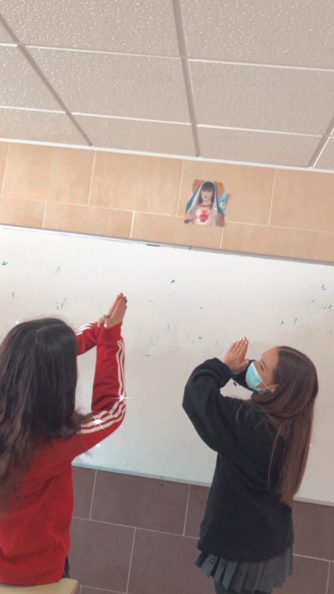 eelenaaniitoo's tweet photo. #santaYun nos protegerá durante el suicidio colectivo https://t.co/K7k95qQ0XN