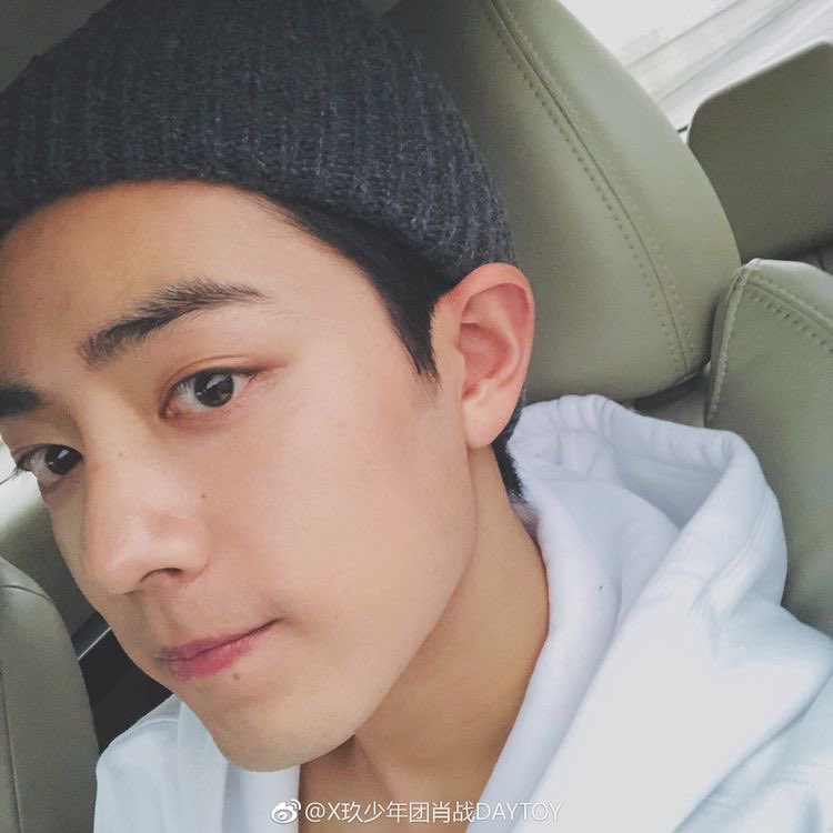 not a selfie but idc because gryffindor xiao zhan is EVERYTHING